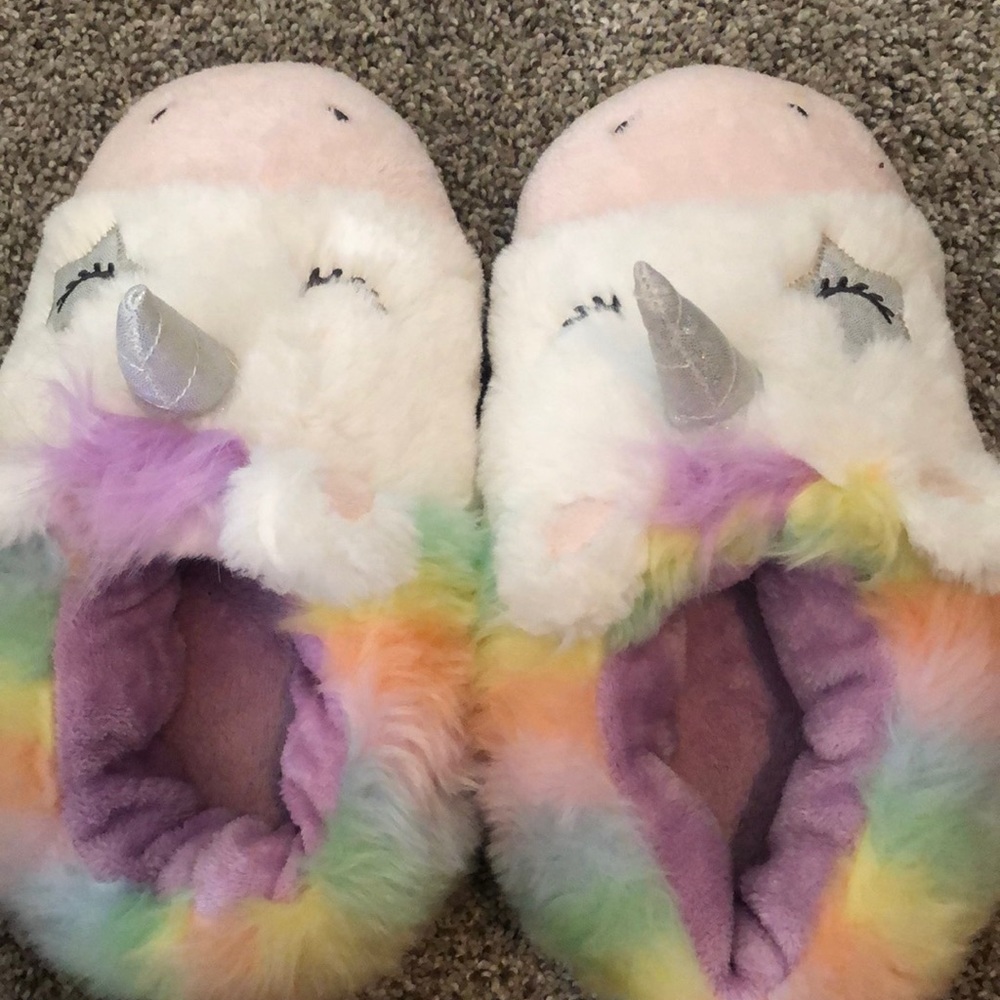 Fluffy unicorn shoes. M(7–8)